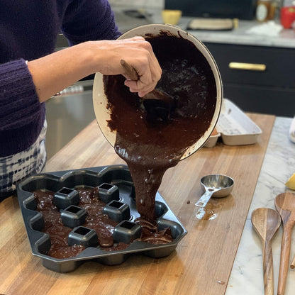 Bakelicious Crispy Corner Brownie Pan, 12-cavities