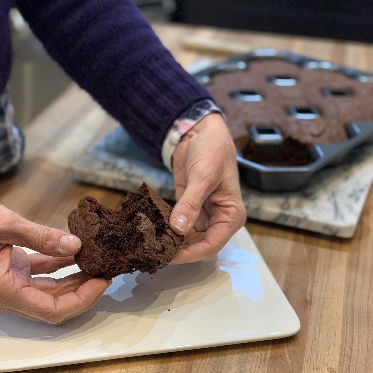 Bakelicious Crispy Corner Brownie Pan, 12-cavities